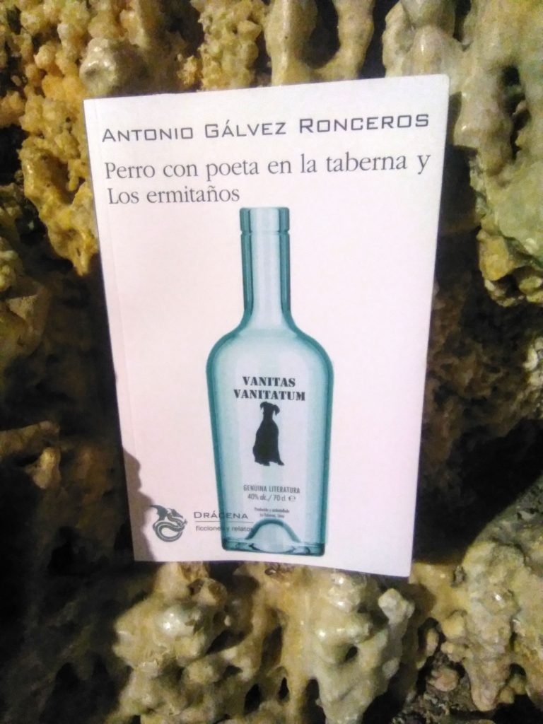 Perro con poeta en la taberna y los ermitaños de Antonio Gálvez Ronceros