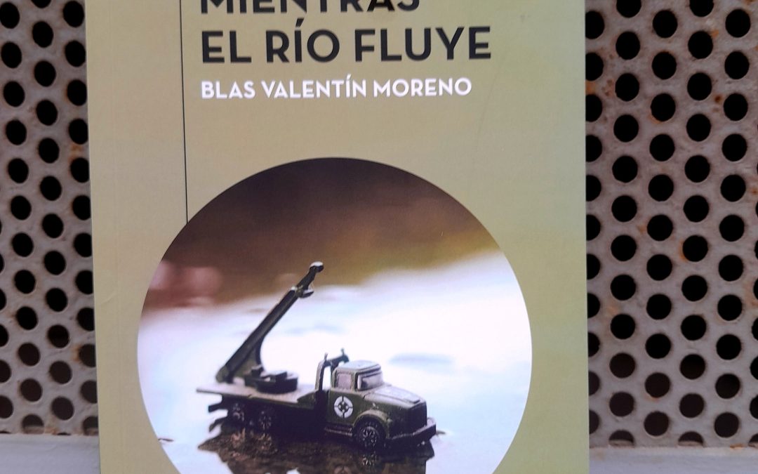 Mientras el río fluye de Blas Valentín Moreno