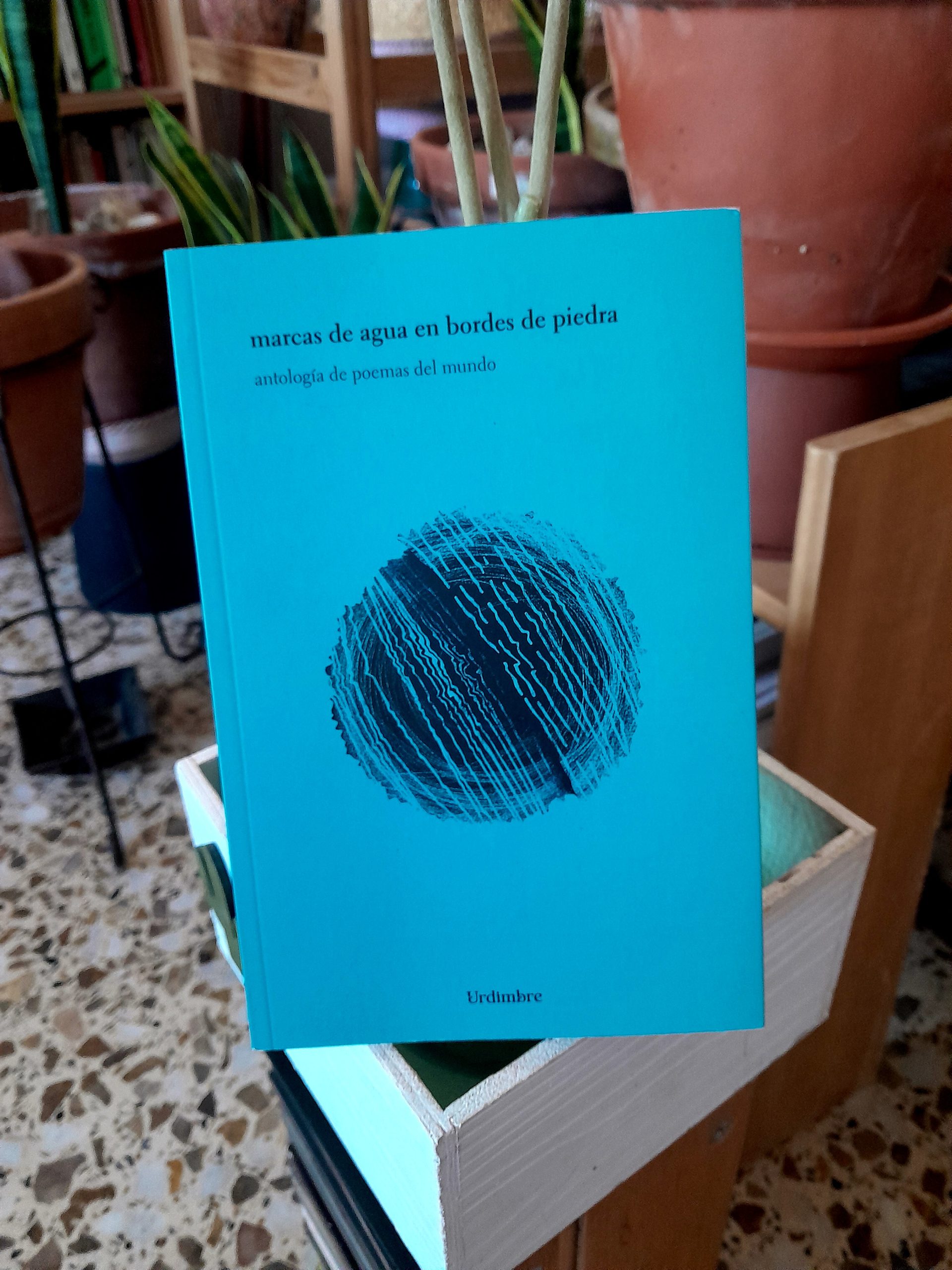 Marcas de agua en bordes de piedra VV.AA